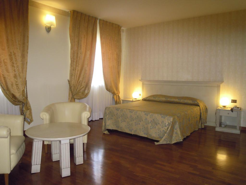 Hotel Villa Medici Рокка-Сан-Джованни Экстерьер фото
